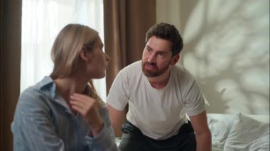 Öfkeli Kafkasyalı adam bağırıyor yatak odasında endişeli kız arkadaşıyla tartışıyor aile kavgası psikoloji çatışması kız boşanmış erkek arkadaş sinirli erkek arkadaş sinirli kadın baş ağrısı kavgası