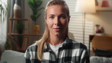 Beyaz kadın, yetişkin kadın ev sahibi şaşırdı ve dedi ki: 