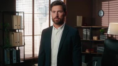 Mutlu gülümseyen erkek, olgun iş adamı. Tamam jest yapan, mutlu, tasasız, mutlu, mutlu, mutlu, mutlu, mutlu, mutlu, mutlu, mutlu, iyi iş yapan, iyi iş büyütme uzmanı. Makamdaki iyi iş büyütme uzmanı.