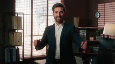 Heyecanlı, mutlu, mutlu, gülümseyen bir iş adamı. Orta yaşlı, iş adamı, iş adamı, profesyonel bir iş adamı. Başarı jesti.