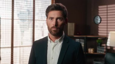 Kapalı yüz şoka uğramış yetişkin bir iş adamı kameraya büyük gözleri açık bir şekilde bakıyor ve diyor ki vay canına, ofis orta yaşlı iş adamı erkek girişimci yönetici duygusal portresi kötü haber