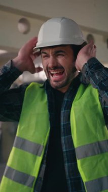 Kafkasyalı müteahhit, işçi erkek, tamirci, mimar, inşaat fabrikasında inşaat gürültüsünden saklanan endüstriyel patlama ile kulaklarını kapatıyor.