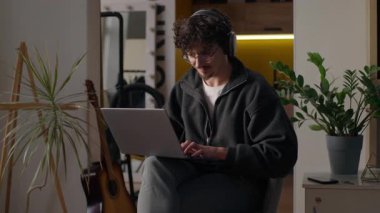 Neşeli Kafkasyalı tüccar bilgisayarlı erkek internet sitesine girip internetten sohbet ediyor. Uzaktan dijital bir işte çalışan, internet üzerinden bilgi toplayan mutlu bir hippi.