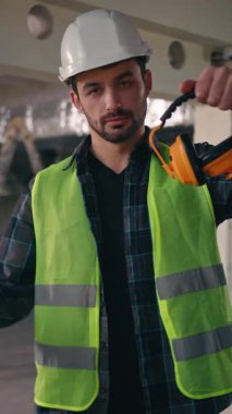 Neşeli Kafkasyalı elektrikçi, mimar, mühendis, gülen mühendis, kulaklık takan, kulaklık takan, kulaklık takan, fabrikada akustik koruma sağlayan, işçi onaylı, erkek işveren onayı öneriyor.