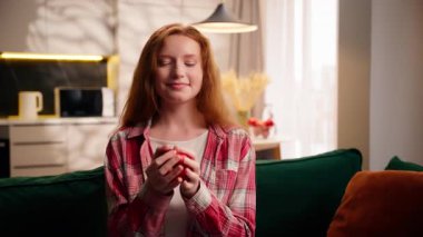 Kaygısız, sağlıklı, beyaz kadın, elinde meyve tutan, havaya elma fırlatan ve vücut ağırlığını kontrol eden, diyet yapan, sağlıklı, eko ürünü yiyen, gülen bir ısırık alan genç kız.