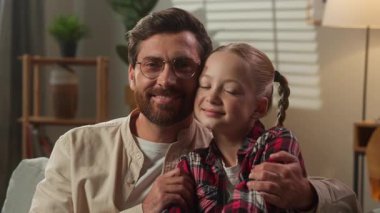 Avrupa aile portresi mutlu diş hekimliği diş bakımı reklamı. Gülümseyen baba baba, küçük sevimli bir çocukla baba kız birlikte gülümseyerek evde çocuk bakımına bakıyor.