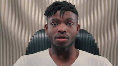 Afrikalı Amerikalı siber adam hayret verici bir şekilde hayret verici bir tepki verdi. Kameraya bakarken hayret verici. Beyaz fütürizm stüdyosunda iyi haberler.