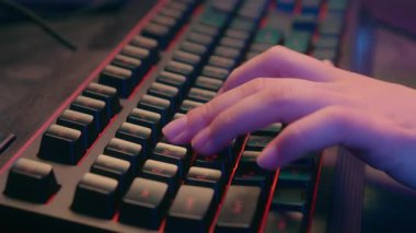 Bilgisayarda el yazısı yazan kadın klavyesini kapat. Bilinmeyen kadın işleri internet üzerinde çalışıyor. İnternet 'te e-öğrenen bilgisayar programcısı kız.
