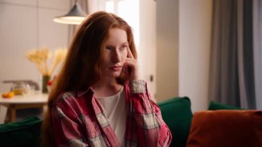 Ciddi bir beyaz kadının portresi, genç yaşta Avrupalı bir kadının zor bir karar verirken kameraya bakması fikri hatırlaması, fikir edinmesi, evdeki oturma odasında gülümseyen cevabı bulması.