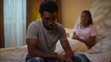 Aile boşanma tartışması aldatma aldatma çift evlilik sorunları Afrikalı Amerikalı etnik kadın çığlık çığlık çığlık çığlık korkmuş adam aile içi şiddet gece ev yatak odasında kavga