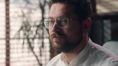 Beyaz erkek işadamı, yetişkin işçi portresi. Orta yaşlı şirket lideri, kameraya bakıyor. Erkek işveren jesti.