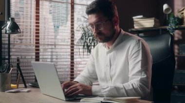 Ofiste dizüstü bilgisayarda çalışan Kafkas işçi ajan işvereni el sallıyor. El hareketi yasaklayan satış elemanı. İşaretleri reddeden erkek.