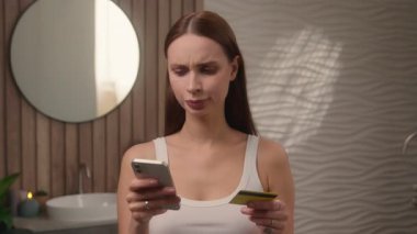 Banyodaki bayan bayan bayan bayan kredi kartı, cep telefonu, akıllı telefon, ödeme, rezervasyon, engellenmiş cep telefonu, üzgünüm. İnternet üzerinden alışveriş hatası, omuz silkme numarası.