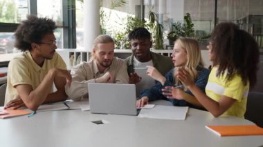 Çeşitli kolej arkadaşları beş çok ırklı öğrenci duygusal olarak konuşuyorlar online laptop hakkında konuşuyorlar üniversite üniversitesinde ödev çalışıyorlar beyaz kadın kızlar Afrikalı Amerikalı erkekler