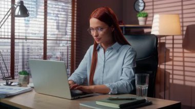 Ofisteki başarılı, gülümseyen iş kadını dizüstü bilgisayarla çalışan, beyaz kadın çalışanı gösteren, kameraya bakan, jest yapan, iyi bir iş kadını.