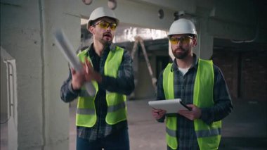 Hüsrana uğramış Kafkas erkek müfettişler inşaat işçileri kızgın inşaatçılar konuşan ustabaşı müteahhitler uyku zamanı gecikmiş endüstriyel üretim mimarları sohbet