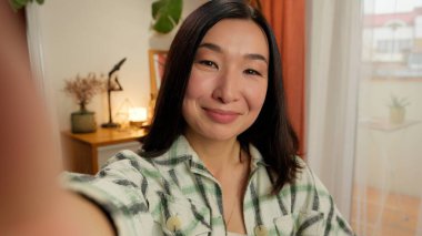 Web kamera görüntüsü Asyalı Koreli kadın video görüntüsü blog 'u selamlıyor vlogger kadın nüfuzlu web kamerası ev blogcusu sosyal medya internet internet sanal tanışma kız iş kadını ev içi iş dünyasından merhaba diyor