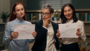 Kafası karışmış Kafkasyalı iş kadını lideri seçim çeşitliliği çalışanları iki grafik karlılığı olan finansal büyüme kriz şeması yatırım kaybı Asyalı kadın iş yeri istatistikleri