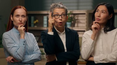 Üç çok uluslu düşünceli kadın, düşünceli kadın ofis işleri planlama yetişkin lider parmak kaldırma fikir ortakları ekip kapalı alanda düşünceli iş kadınları düşünün