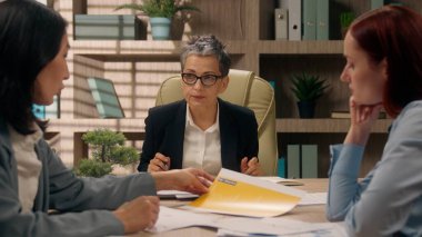 İş adamları grup evraklarını tartışıyor iş kadınları iş arkadaşları Kafkas Asyalı kadın ofis kadınları meslektaşlarını analiz ediyor ortaklar konferans belgelerini özetliyor.