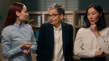 Çeşitli düşünceli, kafası karışık kadınlar, beyaz kadın omuz silkme, belirsiz yetişkin kadın lider çözümleri, Asyalı Koreli kadın, iş kadını fikrini ortaya atıyor.