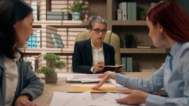 Takım çalışması, Kafkasyalı liderin Asyalı işçilere brifing vermesi, iş arkadaşlarının iş ortaklarıyla görüşmesi, iş kadınlarının iç mekanda iş birliği yapması.