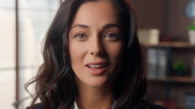 Kapalı yüz, beyaz kadını şaşırttı. Kadın, iş kadınını heyecanlandırdı. İş kadınlarını şaşırttı.