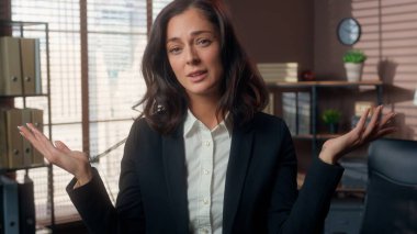 Düşünceli, şaşkın, beyaz kadın şüpheci, düşünceli, düşünceli, düşünceli, düşünceli kadın, ciddi iş kadını, omuz silken, tereddütsüz, iş problemleri, bilinmeyen, kararsız, kapalı bir ofis yöneticisi.