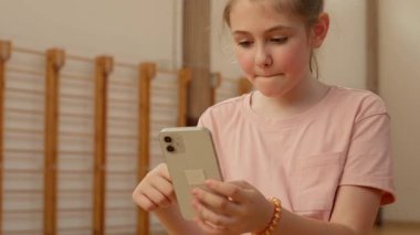 Kafkasyalı genç kız cep telefonu kullanıyor üzgün öğrenci öğrenci hata yaptı internet bağlantı koptu akıllı telefon hatası uygulama kötü spor salonu bağımlılığı çevrimiçi üzgün çocuk