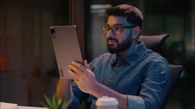 Hintli iş adamı, dijital tablet hakkında konuşuyor. İnternette video konferans. Cihazla sohbet.