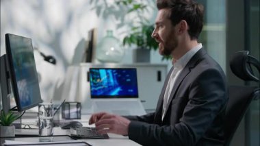 Mutlu Kafkasyalı iş adamı bilgisayarda çalışan başarılı bir iş adamı başarılı bir erkek ofis çalışanı başarılı bir yönetici işveren iyi sonuç girişimcisi çevrimiçi ödül teklifini elde etti