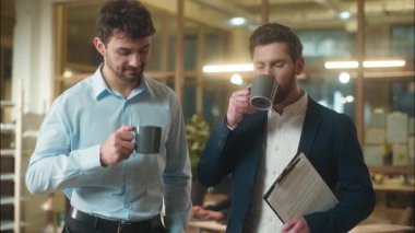 Kafkasyalı erkekler iş ortakları iş ortakları iş ortakları sohbet ofiste kahve molası erkekler erkek iş arkadaşları iş arkadaşları arkadaşlar şirket çay içmek