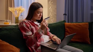 Kredi kartı ödemesini internet üzerinden yapan hoşnutsuz bir kadın. Elektronik alışveriş laptopu. Kafkasyalı kız.