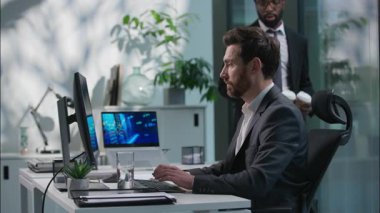 Afrikalı Amerikalı iş arkadaşı Kafkasyalı iş adamlarına kahve veriyor. İş arkadaşları gülümseyen arkadaşlar konuşuyor. İçki molası veriyorlar.