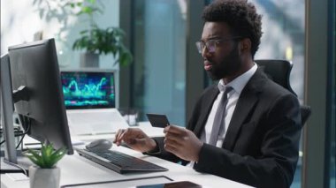 Korkan Afrikalı Amerikalı işadamı, banka kredi kartı yöneticisini elinde tutan erkek işadamı, internet üzerinden para kaybetti. Yanlış şifre sorunu olan adam, bilgisayar arızası yazdı.