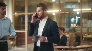 Kafkas işadamı cep telefonuyla konuşan meşgul girişimci patron şirket asistanı kontrat imzalayan meslektaşlarına anlaşma imzalayan banka sigortası profesyonel işi verdi