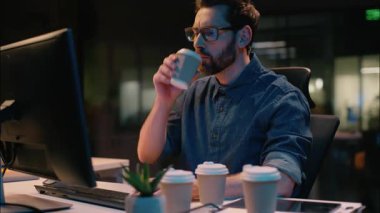 Kafkasyalı iş adamı yorgun işadamı. Kahve gecesi uykusuzluk çekiyor. Geç saatlere kadar kafein içiyor.