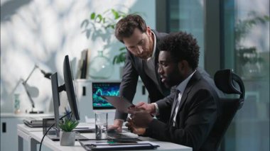 İki iş adamı Afrika kökenli Amerikalı çalışan Kafkas lideri hakkında konuşuyor. Takım çalışması yapıyorlar. Projeyi tartışıyorlar.