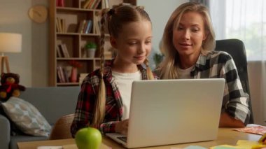 Beyaz bir ailenin kızı, dizüstü bilgisayar yazmayı öğrenen bir çocuk, evde çocuk eğitimine yardım ediyor, küçük bir ebeveyn, birlikte eğitim görüyor, bilgisayar öğretmeni, konuşan bir kadın öğrenci teknolojisini online olarak eğitiyor.