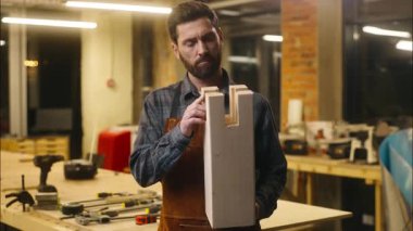 Kafkas marangoz ahşap ustası atölyede ahşap ustası işçi işçi işçi el yapımı mobilyalara el yapımı ahşap el sanatları sanatçısı usta marangozluk hobisine bakıyor.