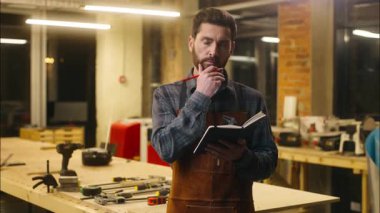 Düşünceli Kafkasyalı adam ahşap ustası atölyede kitap yazmayı düşünen marangoz sorun tasarımcısını şaşırttı plan yapmak erkek beyin fırtınası sanatçısı parmak kaldırma fikri ortaya attı