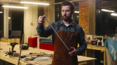 Kafkas ahşap ustası marangoz atölyedeki adam alet cetveli tamircisini gösteriyor bant ruleti enstrümanı ustası, marangozluk mesleği sanatı üzerine çalışan işçi.