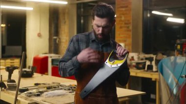 Kafkasyalı komik ahşap ustası marangoz atölye sanatında enstrüman çalıyormuş gibi yapıyor.