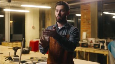 Atölyedeki mutlu Kafkas ahşap ustası marangozluk işini bitiren erkek marangoz talaş elleri silkeleyin ustabaşı ustabaşı tamirci el çırpıp toz temizliği yapan tamirci el çırpıyor.