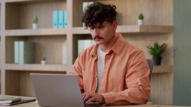 Bilgisayarda çalışan erkek işadamı programlama işadamı girişimcileri araştırıyor. İnternette sohbet ediyor, e-mail yazıyor. Mimarcı iş adamı yönetici yönetici pc-ticaret.