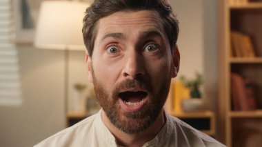 Kapat şok duygusunu Kafkasyalı erkek milenyum erkeği şaşırttı iş adamını şaşırttı inanılmaz haberler duygusal yüz ifadesi şaşırttı hayret hayret hayret hayrete düştü ağzı açık bakan evde heyecanla yüzleşiyor
