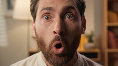 Kapat şok duygusunu Kafkasyalı erkek milenyum erkeği şaşırttı iş adamını şaşırttı inanılmaz haberler duygusal yüz ifadesi şaşırttı hayret hayret hayret hayrete düştü ağzı açık bakan evde heyecanla yüzleşiyor