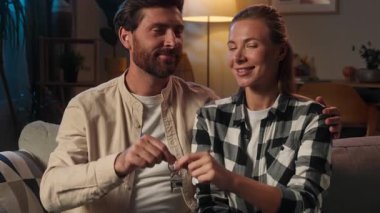 Yeni ev mutlu aile gayrimenkul alıcıları Kafkasyalı kadın ev ipoteği tutan adam ipotek teminatı tutan adam gece birlikte yatırım yapan adam kendi apartman dairesi satın almak taşınan banka kredisi