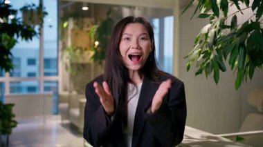 Mutlu Asyalı iş kadını şaşırdı Çinli Koreli Japon iş kadınını şok etti ağzını açtı inanılmaz etkileyici kadın yönetici Vay be ofis şirketinde inanılmaz iyi haber teklifi