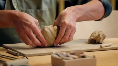 Adam el yapımı çömlek süsleme seramik sanat atölyesi çanak çömlek sanatları hobisi.